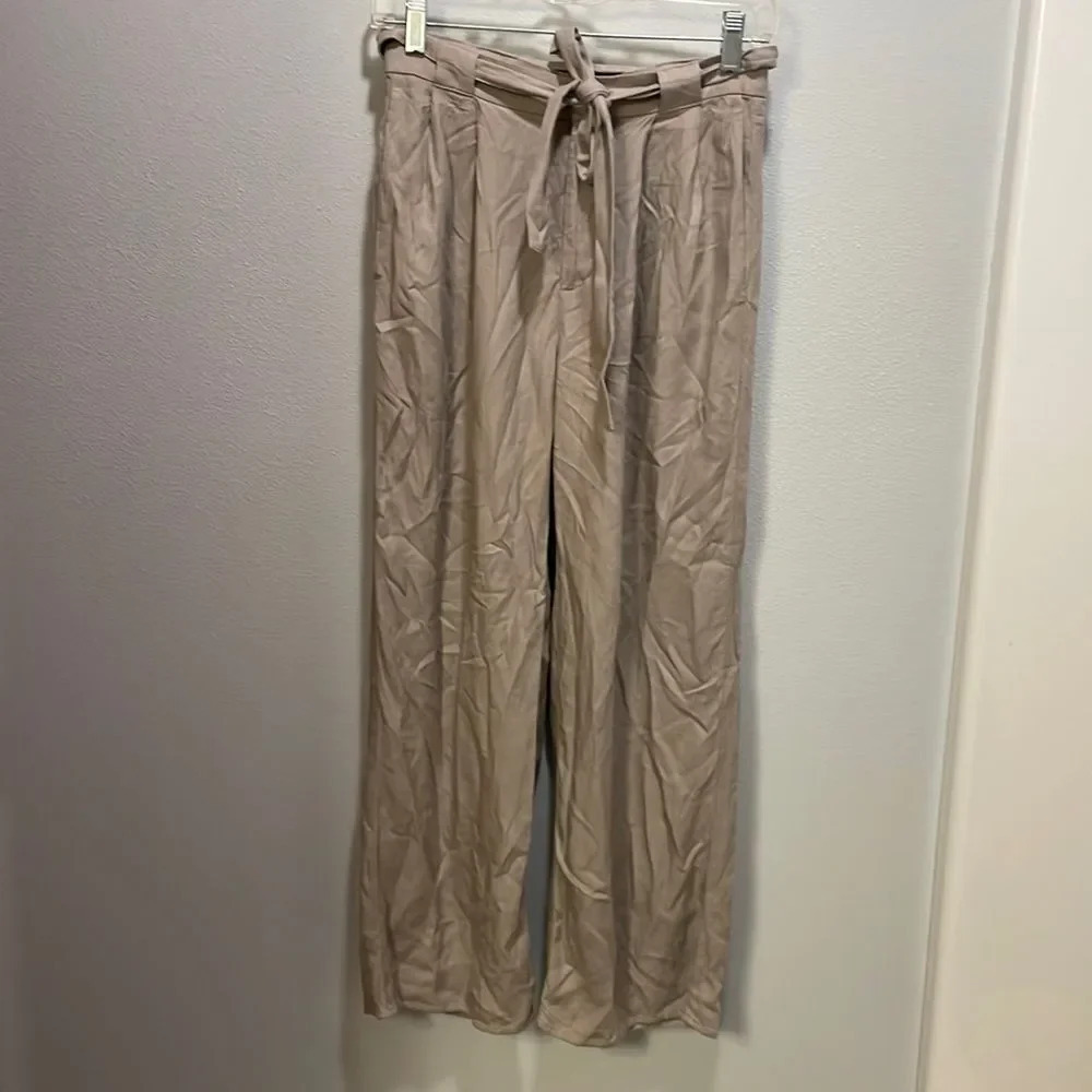 Aritiza Sunday Best woman’s tan Flowy pants